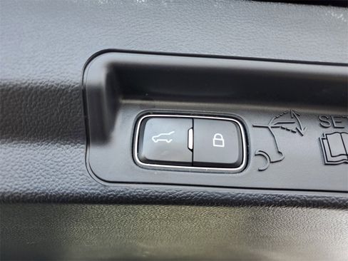 Used 2022 Ford Explorer XLT w/ Equipment Group 202A image 33