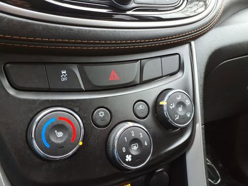 Used 2021 Chevrolet Trax LT w/ Premium Seat Package image 11