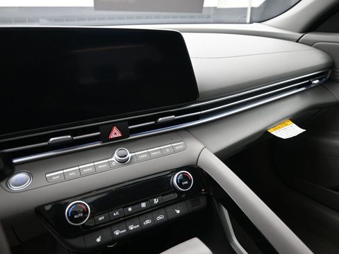 Certified 2025 Hyundai Elantra SEL image 17