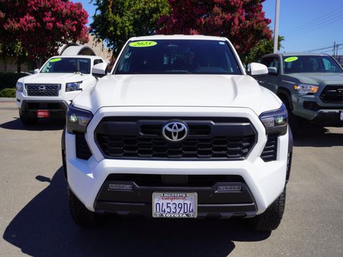 Used 2025 Toyota Tacoma TRD Off-Road w/ TRD Off Road Upgrade Package AWD/4WD image 4