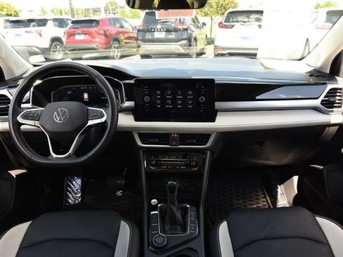 Used 2025 Volkswagen Taos SEL AWD/4WD image 7