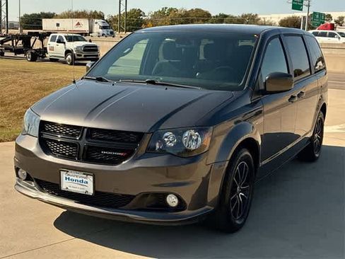 Used 2019 Dodge Grand Caravan SE image 2