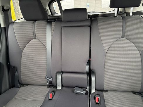 Used 2025 Toyota Highlander LE FWD image 37
