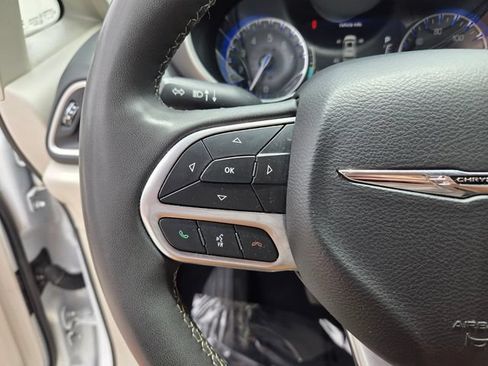 Used 2023 Chrysler Pacifica Touring-L FWD image 28