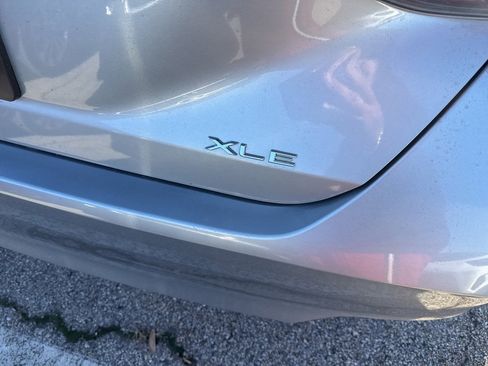 Used 2022 Toyota Avalon XLE image 6