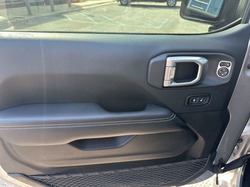 Used 2019 Jeep Wrangler Unlimited Sahara image 11