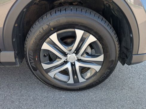 Used 2018 Toyota RAV4 LE AWD/4WD image 11