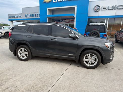Used 2018 GMC Terrain SLE w/ Driver Convenience Package FWD image 2