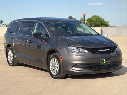 Used 2023 Chrysler Voyager LX FWD image 2