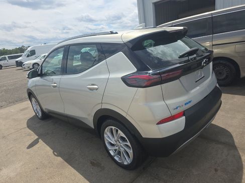Used 2023 Chevrolet Bolt EUV LT w/ Driver Confidence Package FWD image 4