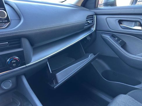 Used 2025 Nissan Rogue SV image 17