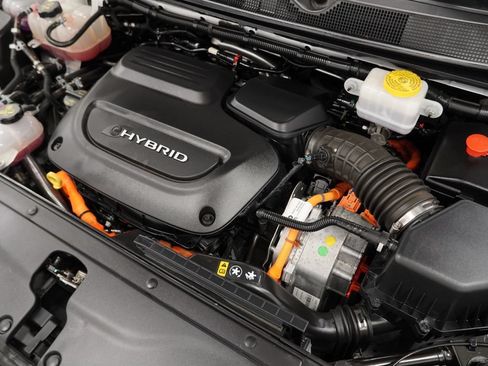 Used 2024 Chrysler Pacifica Limited FWD image 49