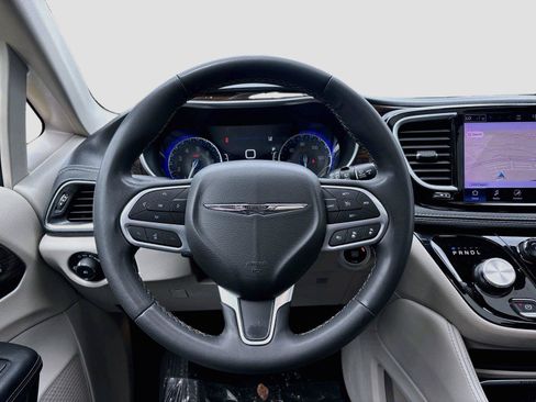 Used 2023 Chrysler Pacifica Limited FWD image 14