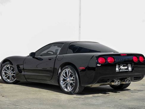 Used 2004 Chevrolet Corvette Coupe w/ Roof Package image 10