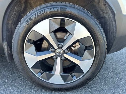 Certified 2025 Volvo XC40 B5 Plus AWD/4WD image 9