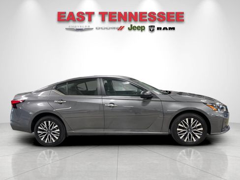 Used 2025 Nissan Altima 2.5 SV AWD/4WD image 2