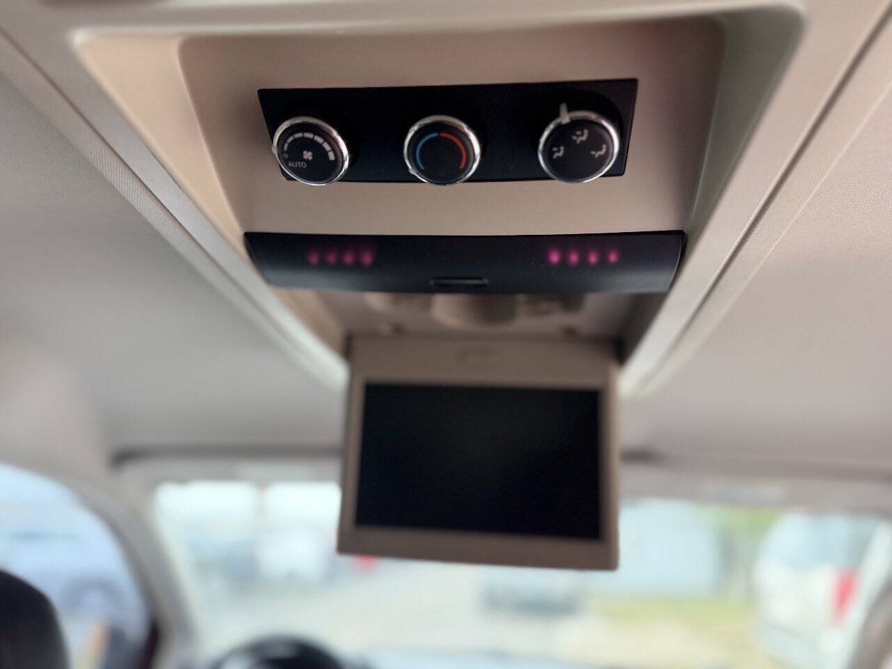 Used 2013 Chrysler Town & Country Touring FWD image 22