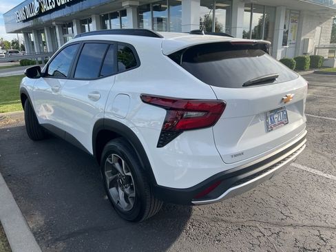 Used 2025 Chevrolet Trax LT w/ LT Convenience Package FWD image 6