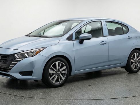 Used 2025 Nissan Versa SV image 3