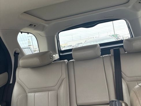 Used 2019 Land Rover Discovery SE AWD/4WD image 15