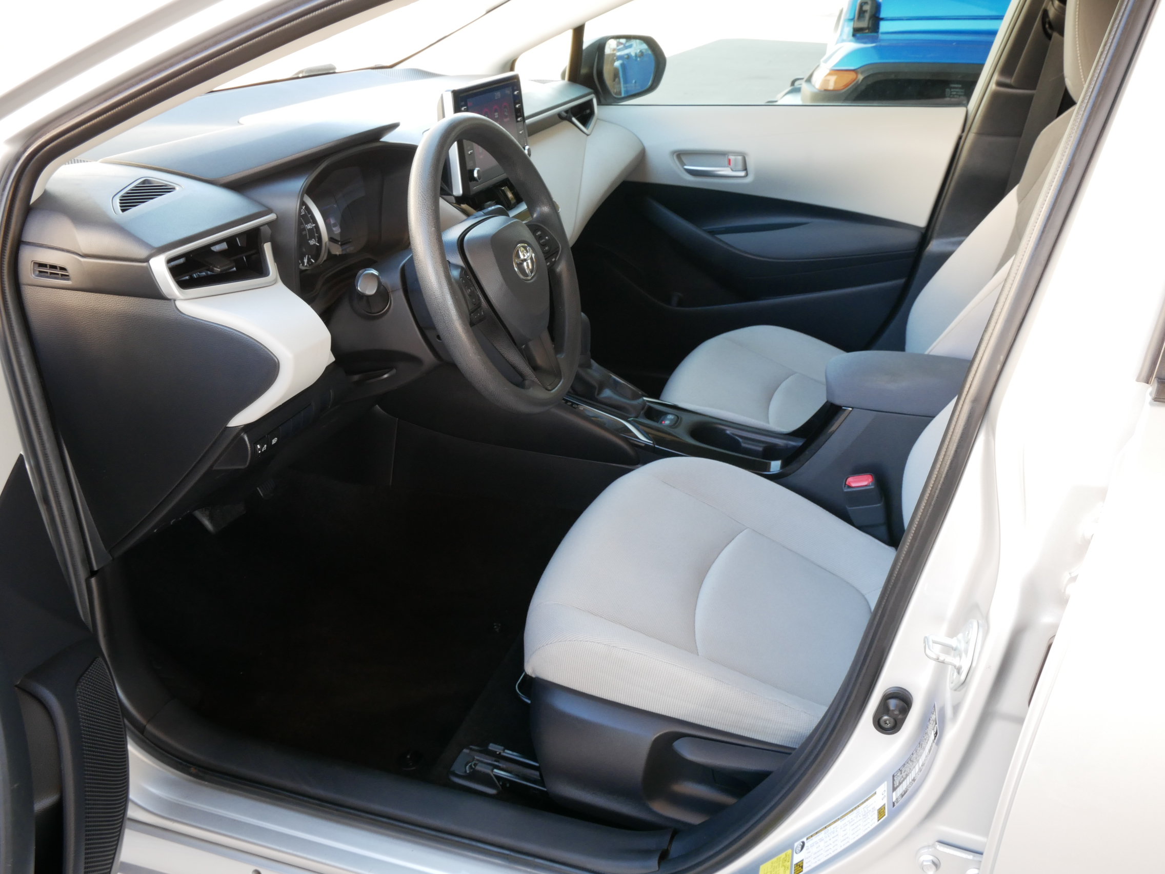 Used 2021 Toyota Corolla LE w/ Carpet Mat Package (TMS) FWD image 4