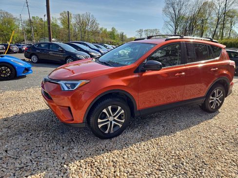 Used 2016 Toyota RAV4 LE AWD/4WD image 3