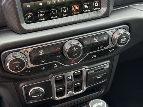 Used 2023 Jeep Wrangler Sahara image 22