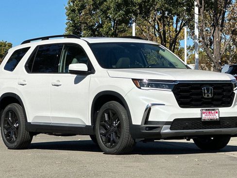 New 2025 Honda Pilot Touring image 2