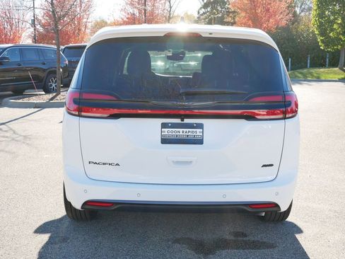 New 2026 Chrysler Pacifica Select AWD/4WD image 11