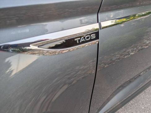 Used 2023 Volkswagen Taos SE w/ Panoramic Sunroof Package FWD image 9