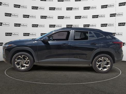 Used 2025 Chevrolet Trax LT w/ LT Convenience Package FWD image 3