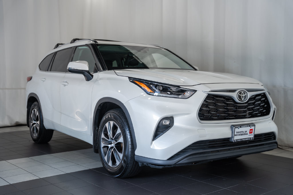 Used 2021 Toyota Highlander XLE AWD/4WD image 1