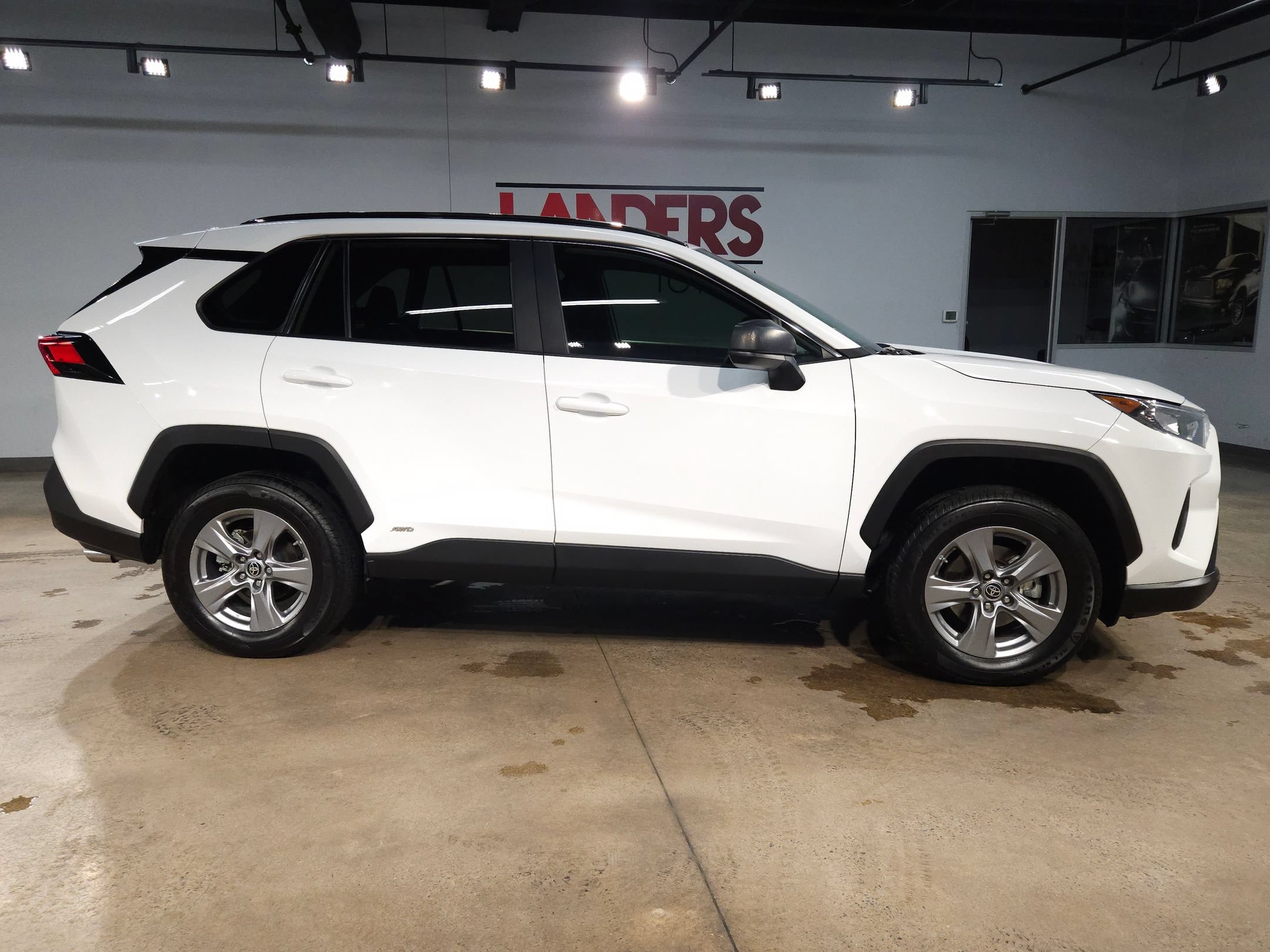 Used 2022 Toyota RAV4 LE AWD/4WD image 8
