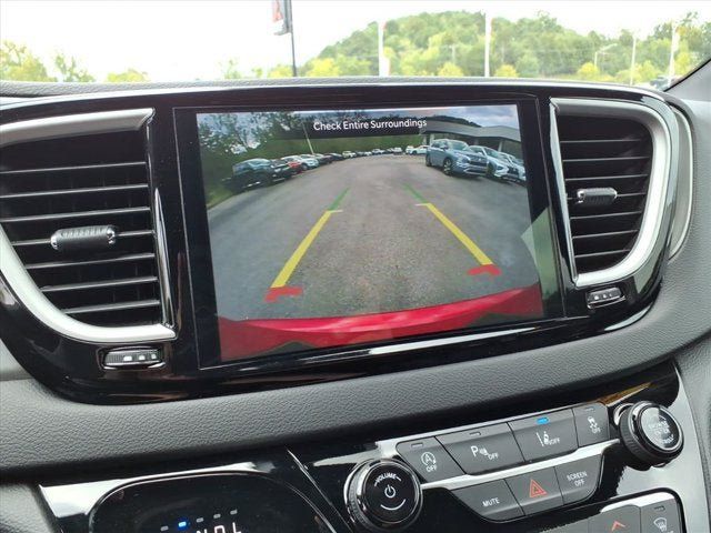 Used 2025 Chrysler Pacifica Select FWD image 17