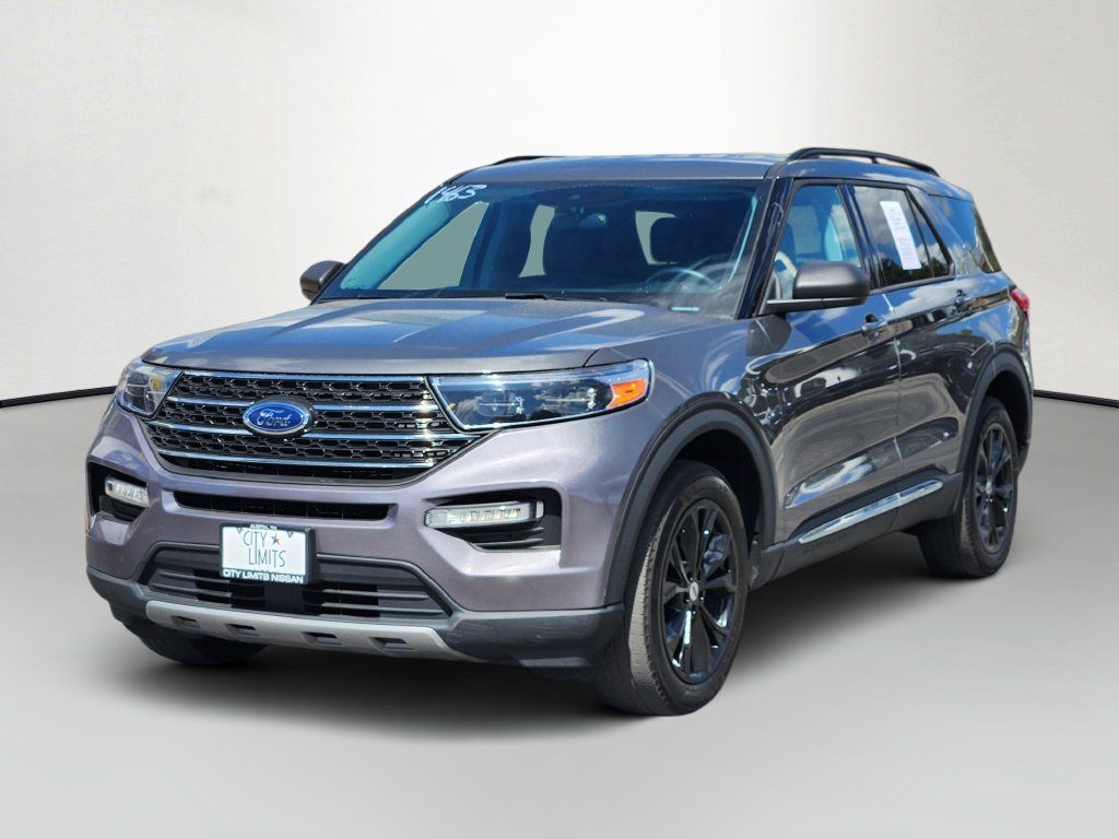 Used 2023 Ford Explorer XLT w/ Equipment Group 202A AWD/4WD image 3