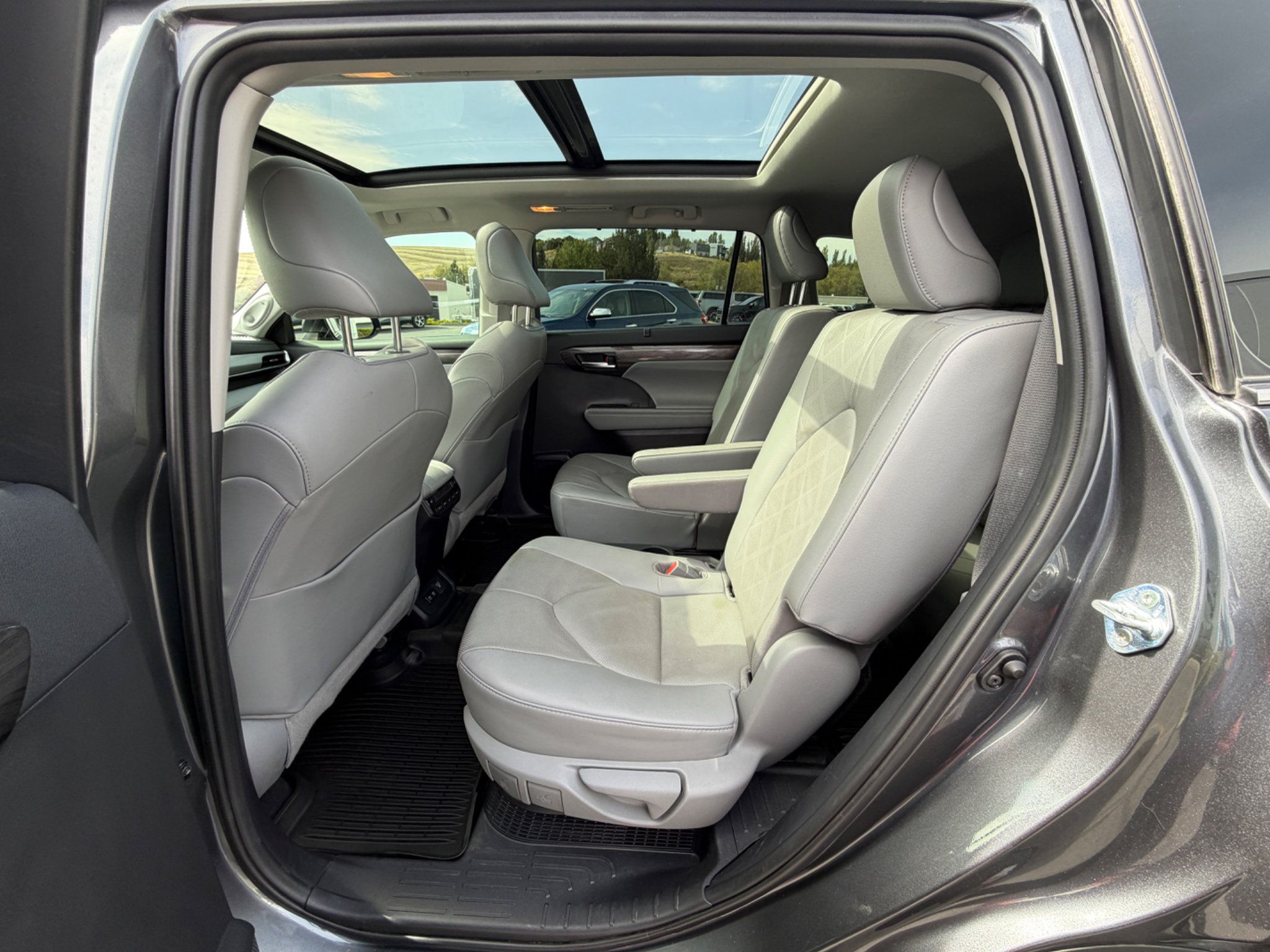 Used 2020 Toyota Highlander Platinum AWD/4WD image 3