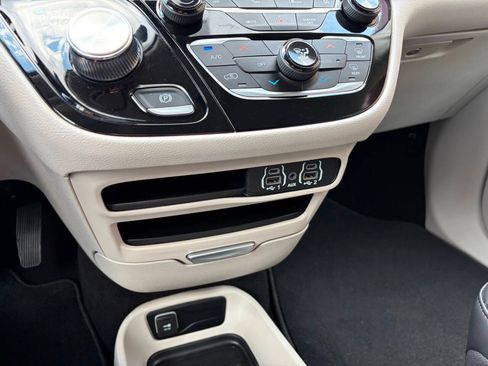 Used 2023 Chrysler Pacifica Touring-L FWD image 33