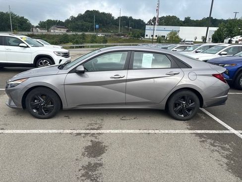 Used 2022 Hyundai Elantra SEL w/ Convenience Package FWD image 2