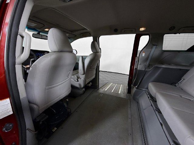 Used 2016 Toyota Sienna XLE w/ XLE Navigation Package FWD image 10