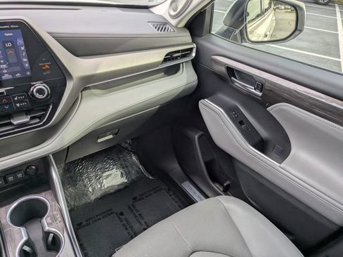 Used 2021 Toyota Highlander Limited FWD image 18