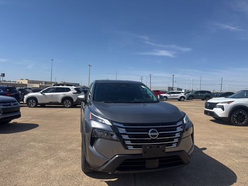 Used 2024 Nissan Rogue SV image 4