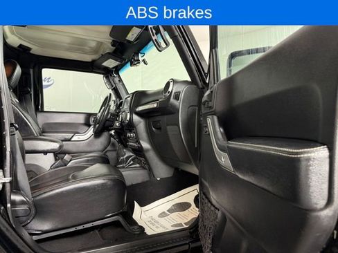 Used 2015 Jeep Wrangler Unlimited Rubicon image 16