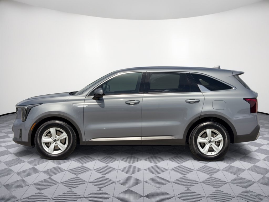 Used 2025 Kia Sorento LX FWD image 2