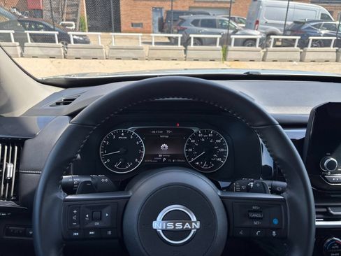 Used 2025 Nissan Pathfinder SV FWD image 37