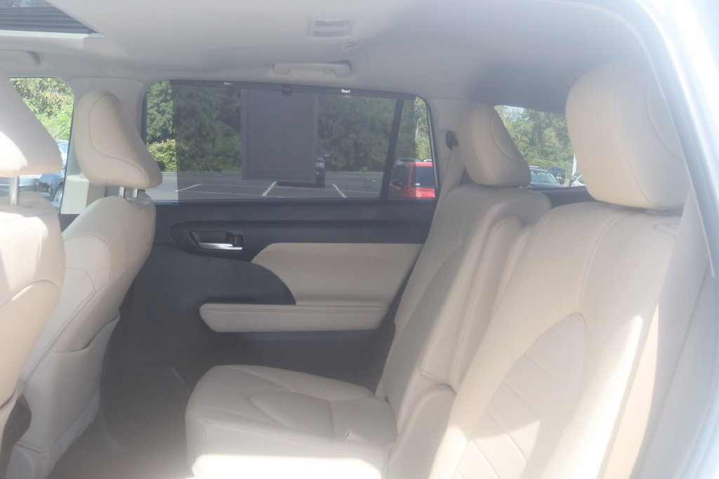 Used 2025 Toyota Highlander XLE AWD/4WD image 22
