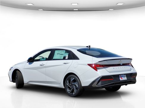 New 2025 Hyundai Elantra SEL image 5