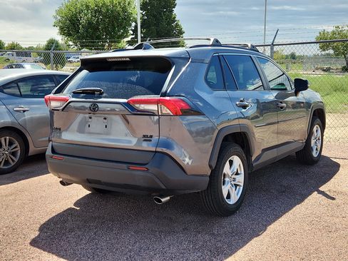 Used 2021 Toyota RAV4 XLE AWD/4WD image 3