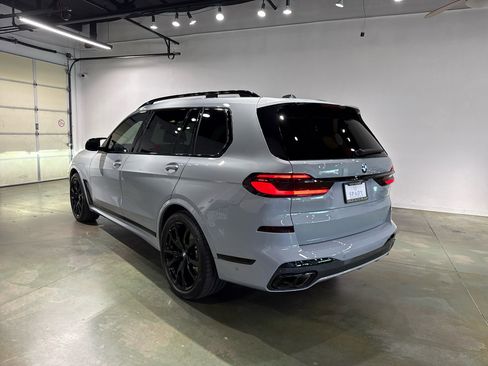 Used 2025 BMW X7 M60i image 6