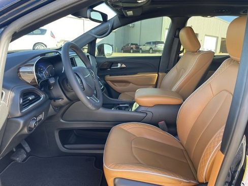 Used 2023 Chrysler Pacifica Pinnacle image 19