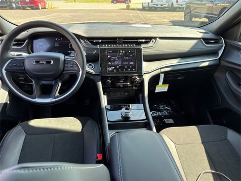 New 2025 Jeep Grand Cherokee Altitude image 11